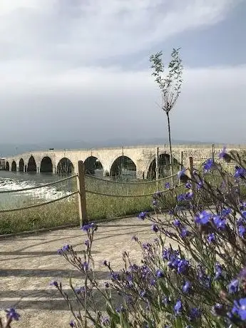 Photo de Tarihi Murat Köprüsü Selçuklu Park