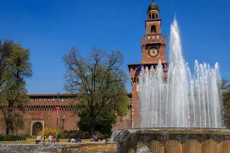 Photo de Piazza Castello Fountain
