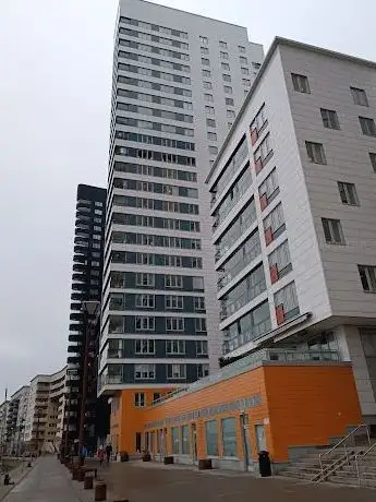Photo de Kvarterskyrkan på kajen