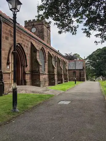 Photo de St Mary's and St Helen's Church  Neston