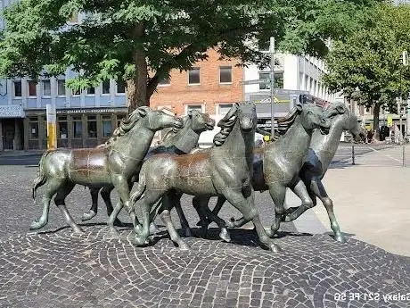 Photo de Skulptur „Fünf galoppierende Pferde“