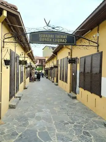 Photo de Tarihi Irgandı Çarşılı Köprü- Feyezan Ebru Atölyesi