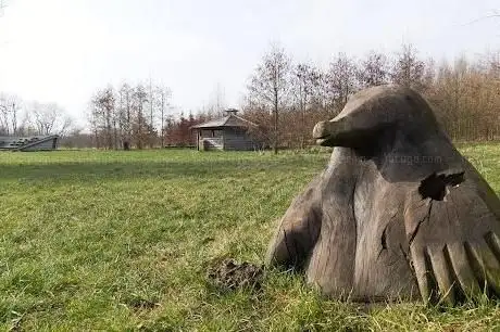 Photo de Nøffelskoven med træskulpturer