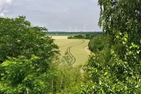 Photo de Alter Läufer einer Kraftwerks-Turbine und kleiner Unterstand