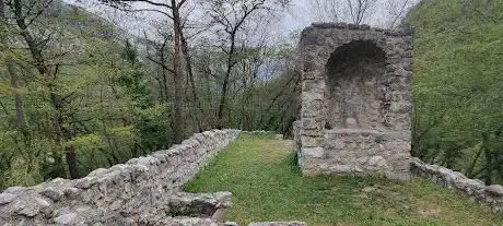 Photo de Area archeologica isola di Sant'Andrea di Loppio