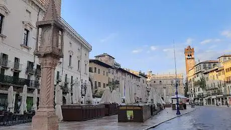 Photo de Statua di Berto Barbarani