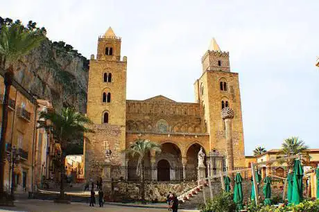 Photo de Cloister Of The Cathedral