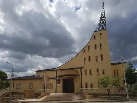 Photo de Church of the Sacred Hearts of Jesus and Mary