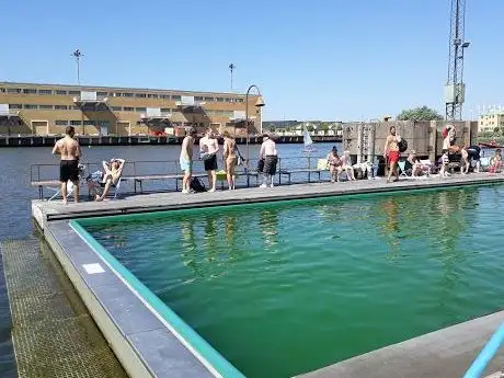 Photo de Public swimming pool (Pöl Harbor)