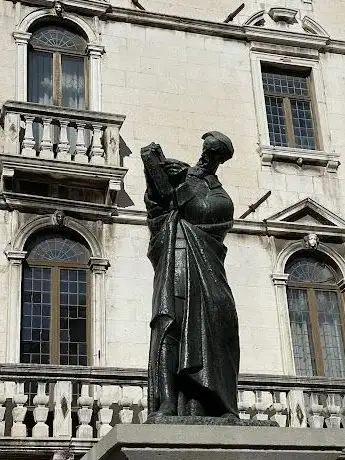 Photo de Marko Marulic Statue