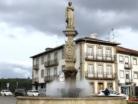 Photo de Estátua da Danaide/Brasão Deu-la-Deu Martins