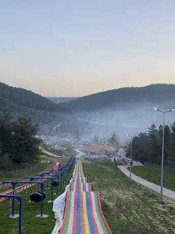 Photo de Yolopark Türkiye🌈 Renkli Dev kaydırak