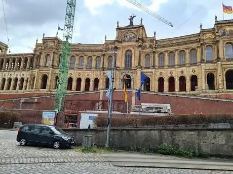 Photo de Springbrunnen vor dem Maximilianeum
