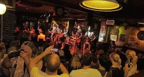 Photo de Rickenbacker’s Music-Inn