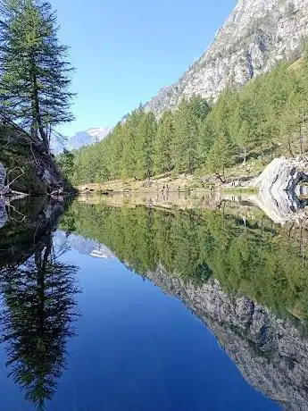 Photo de Lago delle Streghe o Lago Azzurro