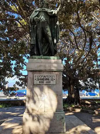 Photo de Statua di Ferdinando II di Borbone