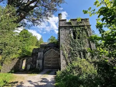 Photo de Dromore Castle gate lodge