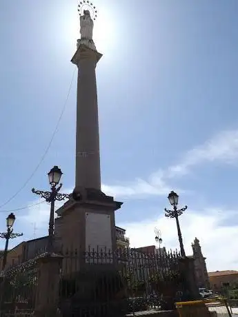 Photo de La colonna con Madonna col Bambino.