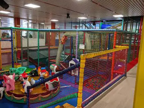 Photo de Binnen - en buitenspeeltuin Flipperland herselt