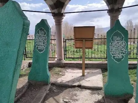 Photo of Yunus Emre Türbesi Kabrisan Girişi