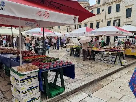 Photo de Gunduliceva Poljana Market