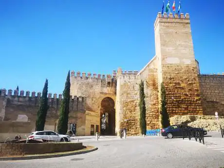 Photo de Carmona urban wall