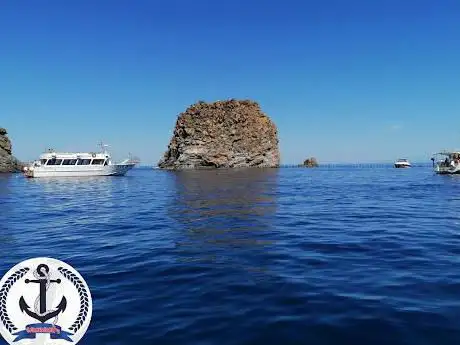 Photo de Escursioni Isole Eolie da brolo - noleggio imbarcazioni - Amaremare