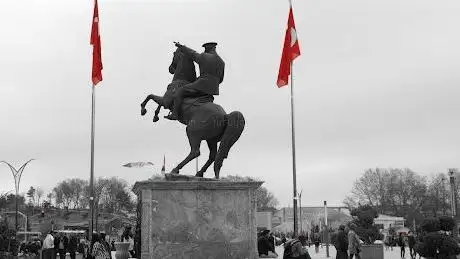 Photo de Saatli Atatürk Anıtı
