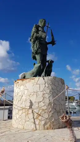 Photo de Statua di San Vito all'ingresso del Porto di San Vito Lo Capo