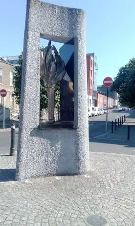 Photo de Home Statue