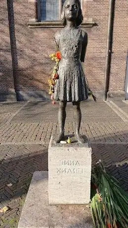 Photo de Statue of Anne Frank