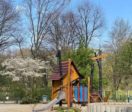 Photo de Plansche im Volkspark Friedrichshain