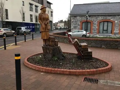 Photo de Diaspora Lady Oak Statue