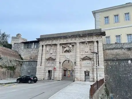 Photo de Land Gate