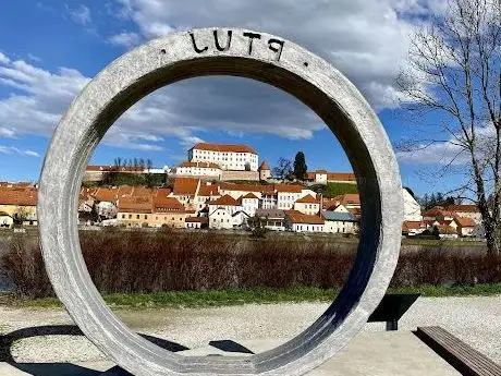 Photo de Turistični okvir  največja aluminijasta skulptura v Evropi