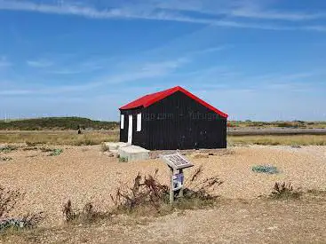 Photo de Red Roofed Hut