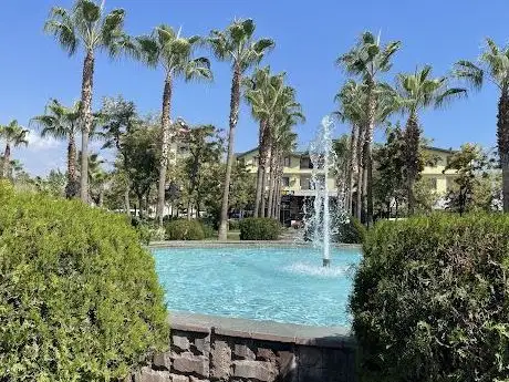 Photo de Konaklı Belediye parkı Парк Конаклы