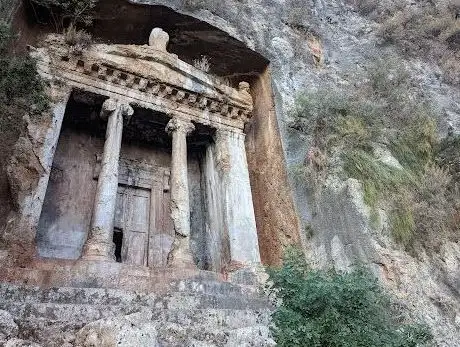 Photo de Amyntas Rock Tombs
