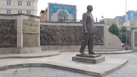 Photo de Cumhuriyet Meydanı Atatürk Anıtı
