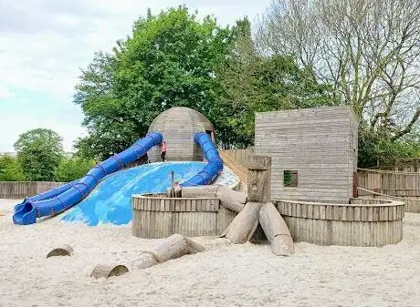 Photo de Plaine de Jeux Parc Georges Henri