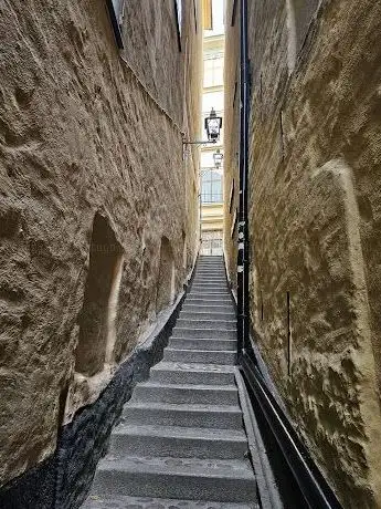 Photo de Stockholm's narrowest street (Mårten Trotzigs gränd)