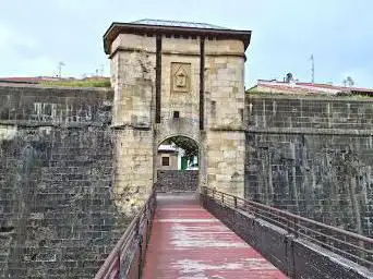 Photo de San Nikolas gate