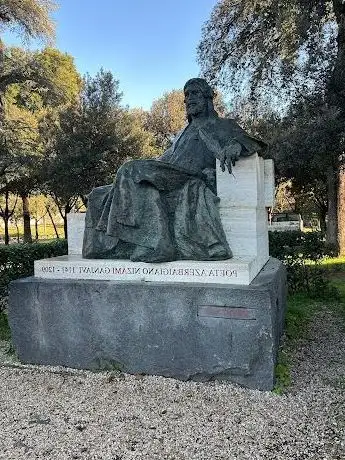 Photo de Nizami Ganjavi monument