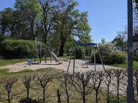 Photo de Spielplatz Lindenbogen