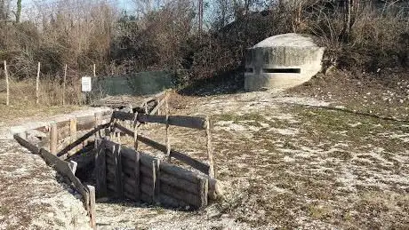 Photo de Bunker e trincee del campo trincerato