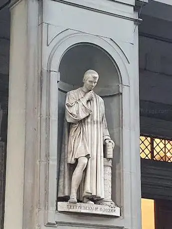 Photo de Statua di Niccolo Macchiavelli
