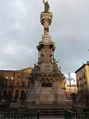 Photo de Monument to the Fueros