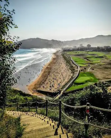 Photo de Pasarela entre el campo de golf y la playa de Zarautz