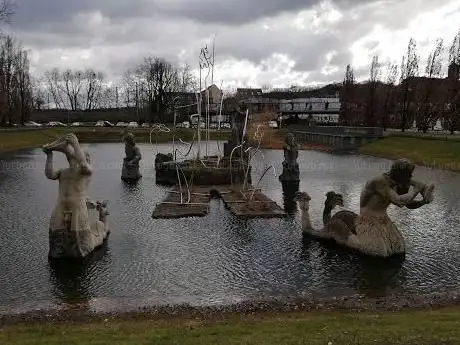 Photo de Neptunbassin mit Stahl-Nebel-Lichtskulptur „Neptuns Triumph“