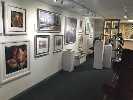 Photo de Old Barn Framing Gallery
